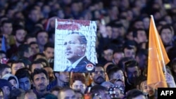 Туркойчоь -- AKP партин куьйгалхочуьнан ЭрдохIан Реджепан агIончаш Анкарахь шайн партин штаб-хIусаман хьалха даздеш бу шаьш парламентехь ьлолам баккхар. Лахьан-бутт, 2, 2015