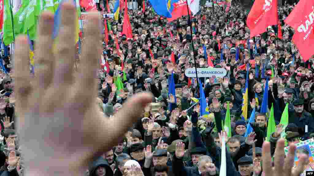 Українці голосують за резолюцію під час мітингу опозиції в Києві, 7 квітня 2013 року