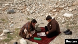 دو مرد در حال بازی شطرنج در کابل در ۱۳ جنوری سال ۲۰۱۴