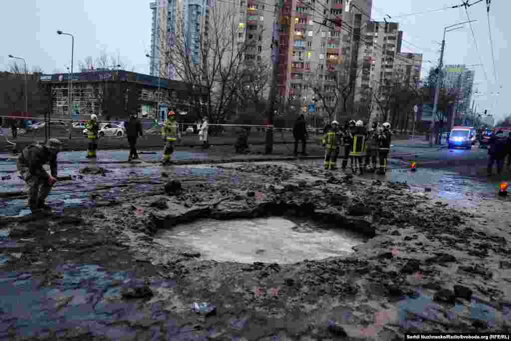 Воронка на месте российского авиаудара у станции метро "Лукьяновская" в Киеве 18 января 2025 года.