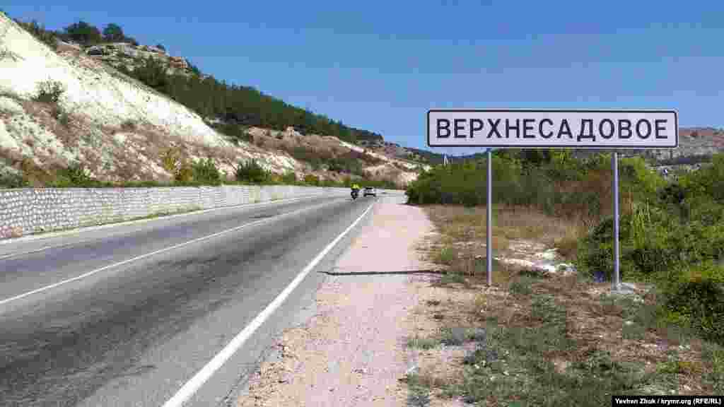 Через село проходить автодорога Сімферополь – Севастополь, якою Верхньосадове пов'язане автобусним сполученням із багатьма містами Криму