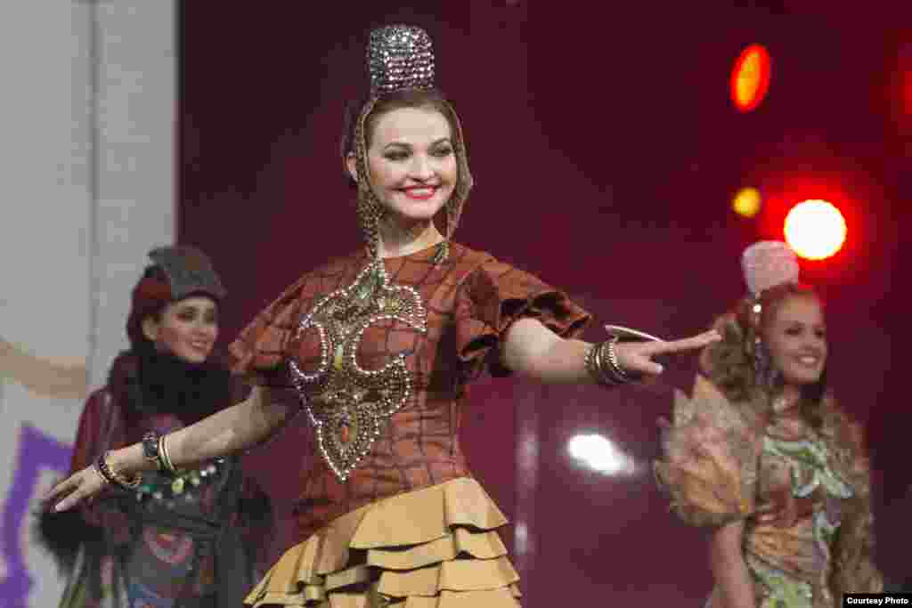 "Татар кызы 2015" бәйгесендә катнашучылар милли стильдә тегелгән кием күрсәтә, Чиләбе вәкиле Алия Әпсәләмова (уртада)