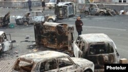 Сожженные машины в центре Еревана после событий 1 марта 2008 года. 