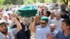 «Bütün halq içün büyük bir ğayıp». Qırımda Server Karametovnı defin ettiler (video)