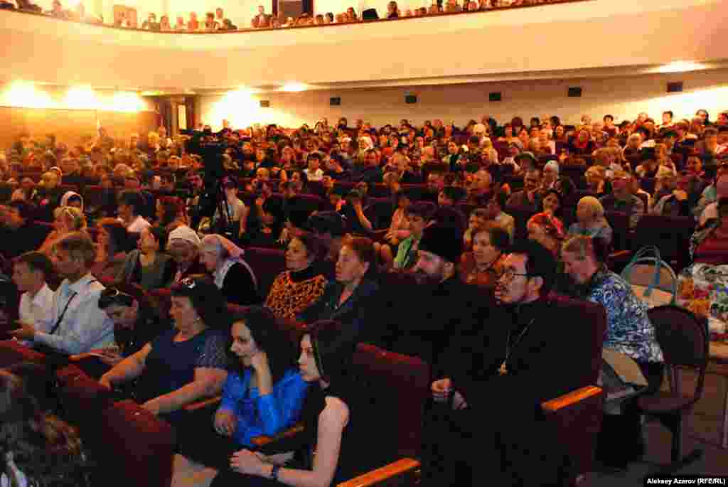 "От Рождества до Воскресения" фильмінің премьерасы Алматыдағы Ұйғыр театрында өтті. 500 орындық залға кісі сыймай қалды. Ұйымдастырушылар залға қосымша 50 орындық әкеліп қойды.