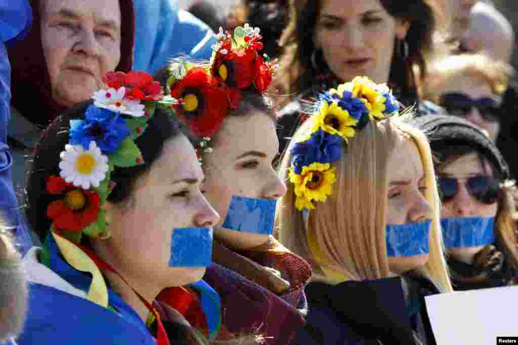 Участницы акции, представительницы движения «Женщины Крыма за МИР», провели в Симферополе молчаливую акцию в поддержку свободы слова. Девушки заклеили себе рты синей лентой, а в руках держали чистые плакаты без единой буквы. 13 марта