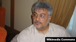 عیسی سحرخیز همراه با احسان مازندرانی، سامان صفرزایی و آفرین چیت‌ساز در ۱۱ آبان ۹۴ بازداشت شد و از آن تاریخ زندانی است.