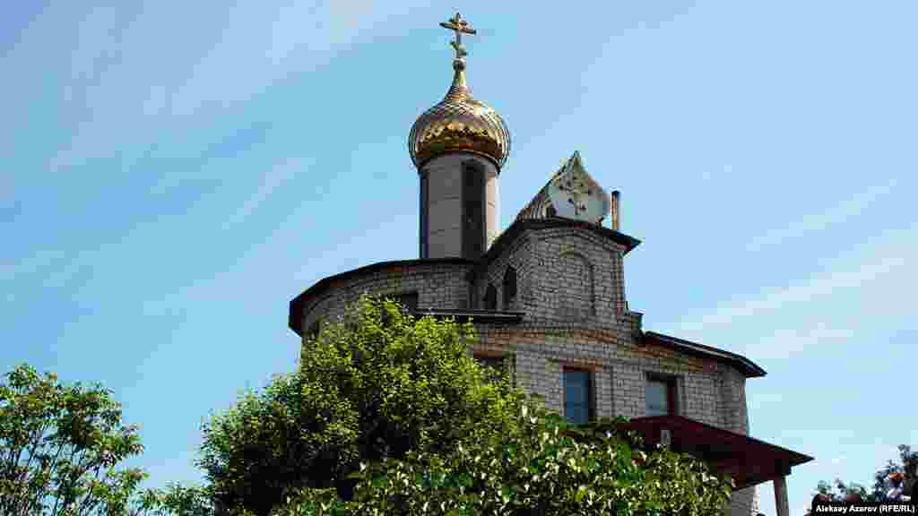 2004 жылы храм аумағында тағзым кресті қойылды. Крест орнату идеясын "От Рождества до Воскресения" фильмінің авторы, деректі фильмдер режиссері Константин Харалампидис-Кот-Оглы ұсынған.
