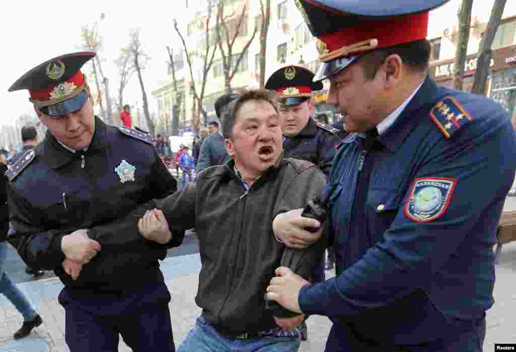 На этом перекрестке собралось около десяти человек. Среди них были те, кто выступает против недавних политических решений в стране, действий властей и переименования Астаны в Нурсултан (Нур-Султан). 