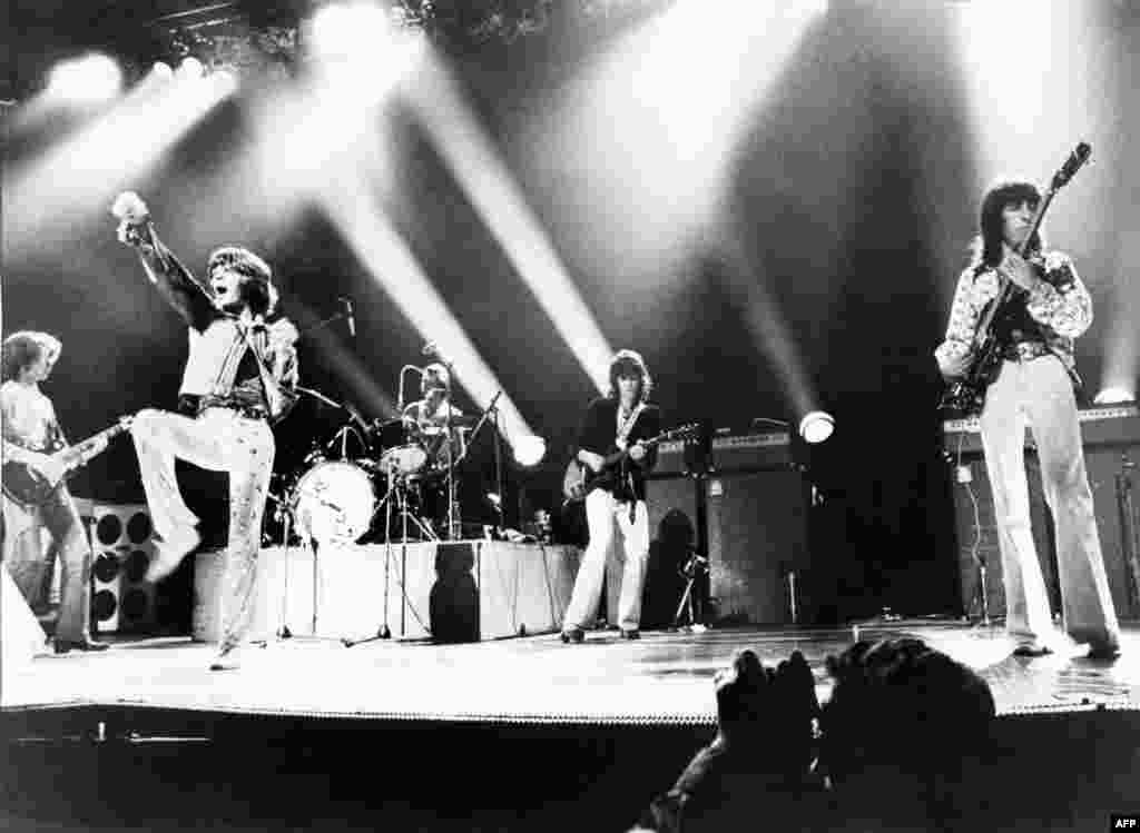 1973 წელი. “როლინგ სტოუნზი” - რომლის სახელი უკავშირდება ჩიკაგო-ბლუზის დამფუძნებლად მიჩნეული მადი უოტერსის მიერ 1948 წელს დაწერილ სიმღერას - კონცერტს მართავს ლონდონის უემბლის სტადიონზე.