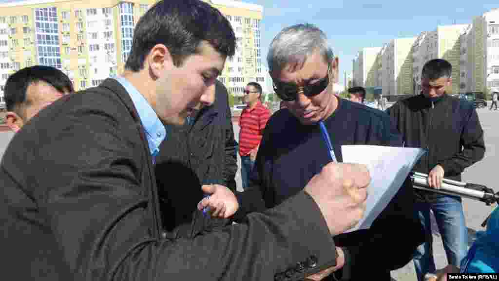 Участники митинга подписывают петицию против «продажи земли» иностранным гражданам.