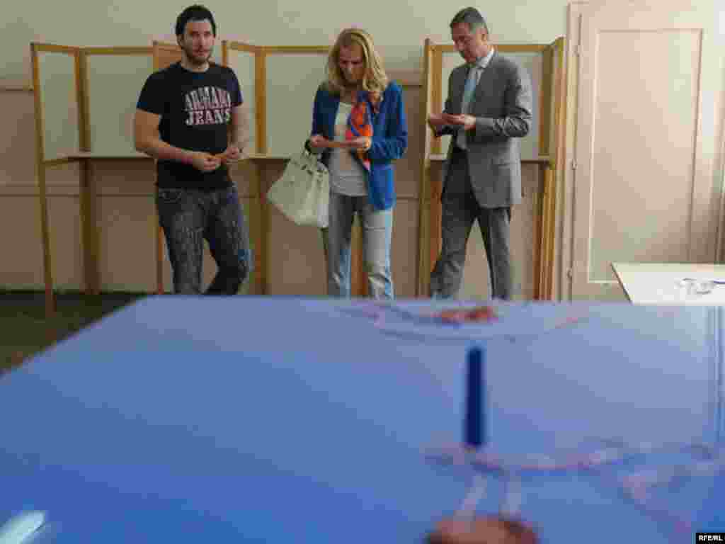 Milo Đukanović sa suprugom Lidijom i sinom Blažom na glasanju, Podgorica, 23.05.2010. Foto: Savo Prelević