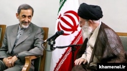 علی‌اکبر ولایتی (چپ) مشاور امور بین‌الملل علی خامنه‌ای است