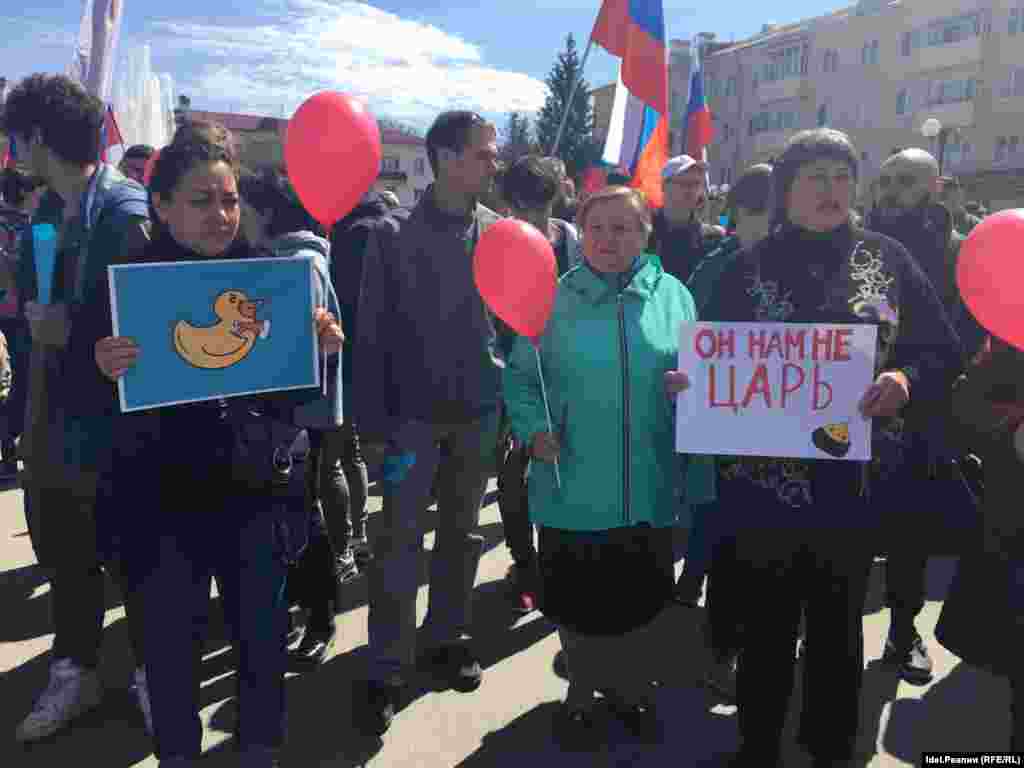 Инде 17 елдан артык хакимияттә булганнан соң да тагын 6 ел президент булып калучы Владимир Путинга каршылар коррупциягә ризасызлык белдерде.