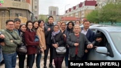 Митингіге қатысып, 15 күнге қамалған Алтынбек Орынтайұлы изолятордан шыққан соң туысқандарының ортасында тұр. 14 мамыр 2019 жыл.