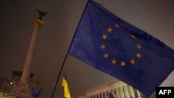 Флаг Евросоюза на Площади независимости в Киеве