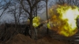 <p>Самоходная артиллерийская установка M109 Paladin ведёт огонь в сторону города Часов Яр, недалеко от Бахмута. Под утро штурмовые группы российской армии попытались продвинуться к передовым оборонительным сооружениям ВСУ. 24-я отдельная механизированная бригада задействовала американскую гаубицу калибром 155 миллиметров