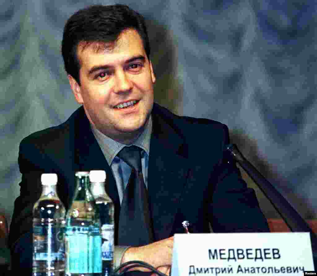 Медведев в бытность заместителем главы администрации президента России присутствует на общем собрании «Газпрома». 30 июня 2000 года. Медведев несколько лет был председателем совета директоров этой газовой компании, занимающей монопольное положение на рынке.