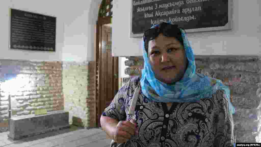 Жительница города Каратау Жамбылской области Алма Пазылова впервые приехала в мавзолей. Она говорит, что приехала с целью «попросить спокойствия для народа и благополучия для родных».