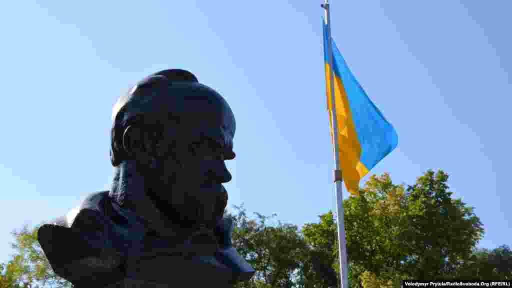 Український прапор на тлі пам'ятника Шевченку, 2013 рік