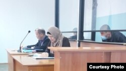 Судебное заседание по делу заключенного Берика Абдрахманова. Справа - заключенный Берик Абдрахманов, посередине - Гулим Абдрахманова, жена и защитник Берика Абдрахманова. Актобе, 29 ноября 2017 года.