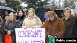 Один из акций протеста в Цхинвали, где матери пропавших без вести и задержанных просят прояснить судьбу их детей