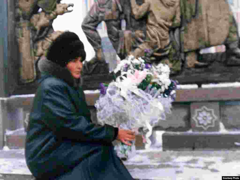 Алтынай Асанова каждый год ходит на Площадь Республики в день памяти жертв Декабрьских событий 1986 года. Алматы, 17 декабря 2007 года.