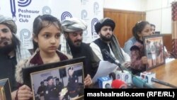 فایل فوټو
د طاهر داوړ لوڼو د خپل پلار تصویرونه نیولي 