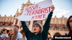 Оьрсийчоь "терроран пачхьалкх" лара аьлла кампани йоьдучу хенахь 2022-чу шеран товбеца-беттан 17-чохь Краковехь даьккхина архивера сурт