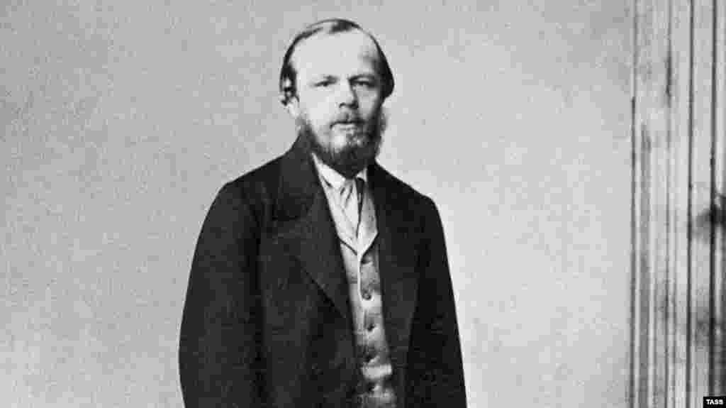 Фјодор Достоевски во Санкт Петербург во 1861 година. Достоевски работеше како воен инженер до напуштањето на професијата по објавувањето на неговиот прв роман во 1845 година. Во 1849 година, тој и другите членови на литературниот круг беа обвинети за читање забранети политички дела. Тој беше осуден на смрт со стрелање. &bdquo;Луѓето понекогаш зборуваат за &bdquo;ѕверската&ldquo; суровост на човекот, но тоа е ужасно неправедно и навредливо за ѕверовите, ниту едно животно никогаш не може да биде толку сурово како човек, толку уметнички, толку уметнички сурово&ldquo;. -- Достоевски, Злосторство и казна &nbsp;