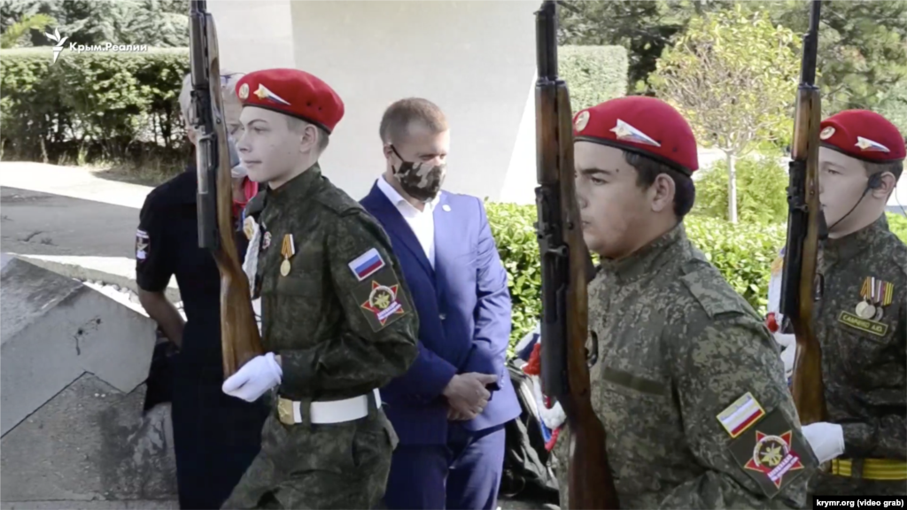 1 жовтня Ялта. Кримські школярі беруть участь в акції «Вахта пам'яті поколінь». Вони одягнені в російську військову форму і тримають у руках зброю. Як повідомляв кореспондент Крим.Реалії, одна з учасниць втратила свідомість під час акції. Суть заходу полягала в тому, що діти урочисто заступали на «почесну варту» біля «Вічного вогню». В акції брали участь учні кадетських класів, члени клубу ДОСААФ і руху «Юнармія». Правозахисники розглядають сам факт існування таких класів і організацій, а також пропаганду війни і зброї серед дітей як мілітаризацію освіти в анексованому Криму. Вони називають це порушенням гуманітарного права й одним з елементів військового злочину Росії на півострові