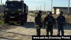 Вооруженные полицейские, участвующие в спецоперации по задержанию подозреваемых в нападении на полицию. Атырау, 21 сентября 2012 года. Фото с сайта "Ак Жайык".