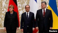 Германия канцлери А. Меркель (чапда), Франция президенти Ф. Олланд (ўртада) ва Украина президенти П. Порошенко (ўнгда).