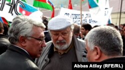 Акция протеста Общественной палаты. Баку. В центре - Рустам Ибрагимбеков, слева Эльдар Намазов. 8 апреля 2012