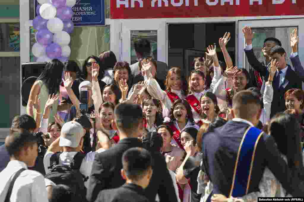 Ички иштер министрлиги мектепте жана башка көңүл ачуучу жайларда коштошуу кечелерин өткөрүш үчүн акча чогултууга тыюу салган. 
