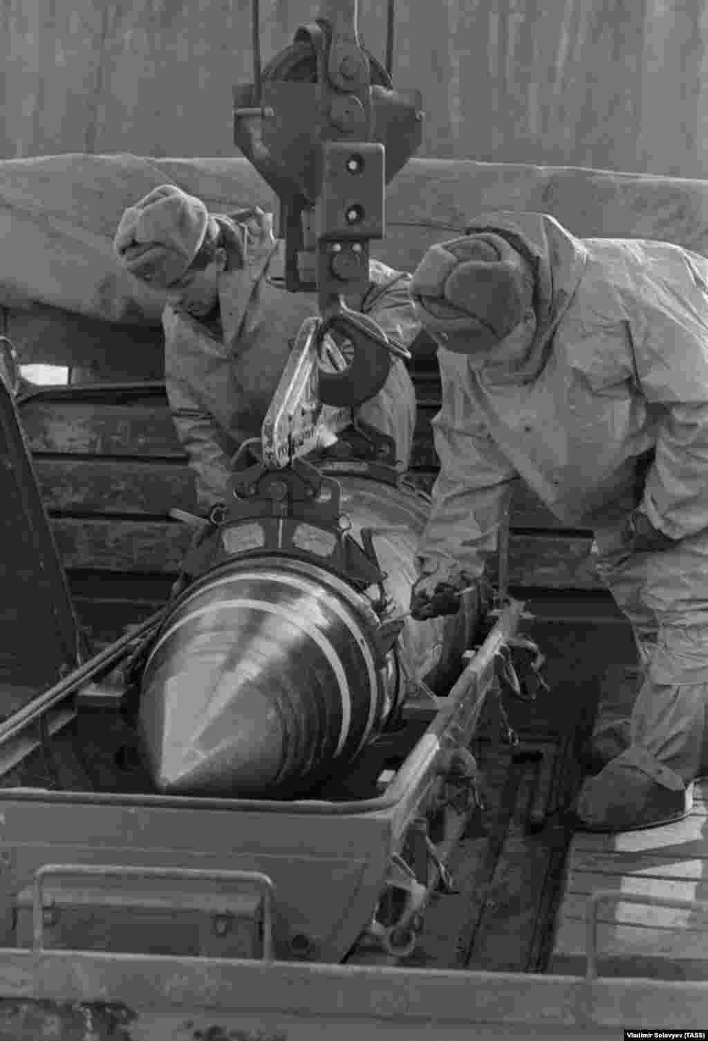 4 января 1992 года, военнослужащие укладывают ядерную боеголовку в контейнер 