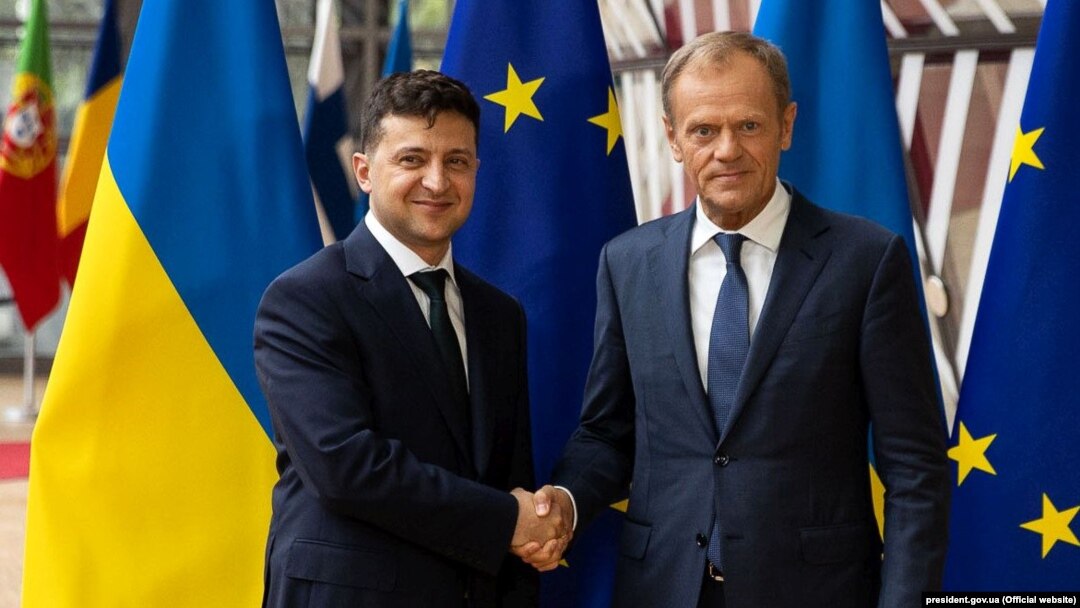 Volodymyr Zelenskiy (left) and Donald Tusk shake hands in Brussels on June 5.
