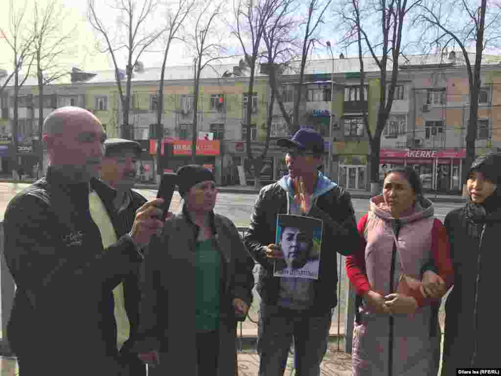 В Шымкенте задержали 15 человек, которые собрались у акимата. В момент задержаний некоторые кричали: «Шал, кет!» («Старик, уходи!») В минувшую субботу в нескольких городах прошли антиправительственные протесты, которые тоже сопровождались задержаниями. По данным правозащитников, задержаниям на прошлой неделе подверглись около 300 человек, тогда как в МВД сообщили о 53 задержанных. 