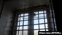 Решетка на окне тюремной камеры. Иллюстративное фото.
