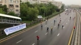 Алматы марафоны кезінде ілінген баннерде "Шындықтан қашып құтылмайсың. Әділ сайлау үшін" деп жазылған. 2019 жылғы 21 сәуір.