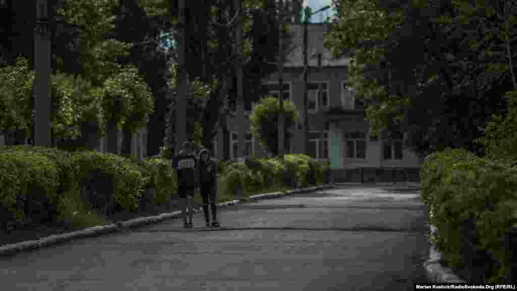 Возле бахмутской трассы в Новотошковке тишина. Днем на улицах городка гуляют взрослые и дети. А еще несколько дней назад отсюда собирались эвакуировать детей 