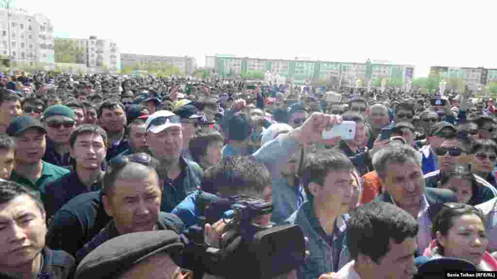 Длившийся несколько часов массовый митинг мирно завершился после того, как собравшиеся согласились дать время акиму области донести их требования до Астаны - внести изменения в земельный кодекс. Им обещали дать ответ 21 мая. 