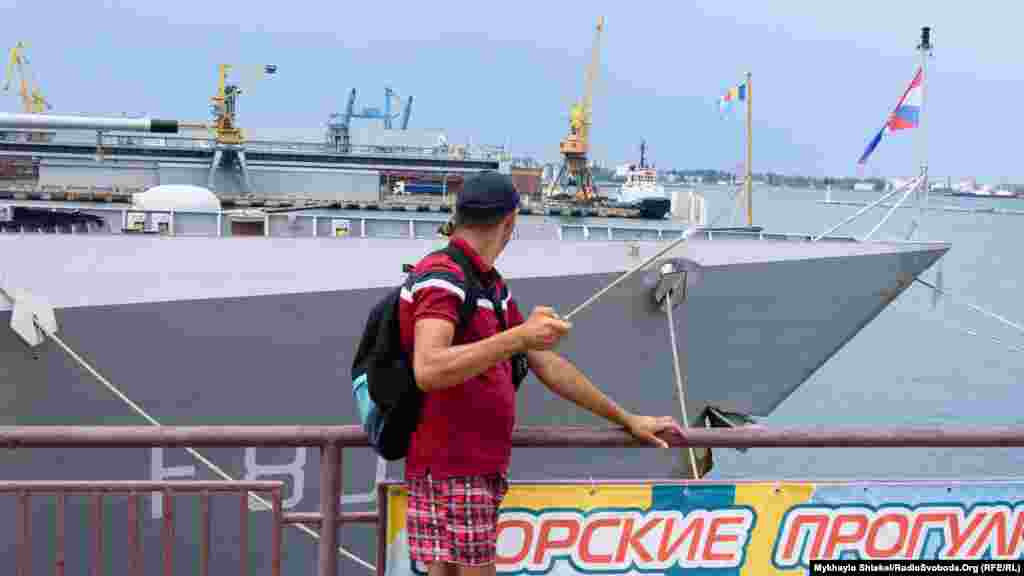 Знімати на самому нідерландському кораблі не дозволяли – туристам доводилося робити селфі ось так