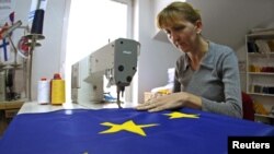 Šivenje zastave EU u jednoj radionici u Beogradu, 13. oktobar 2011