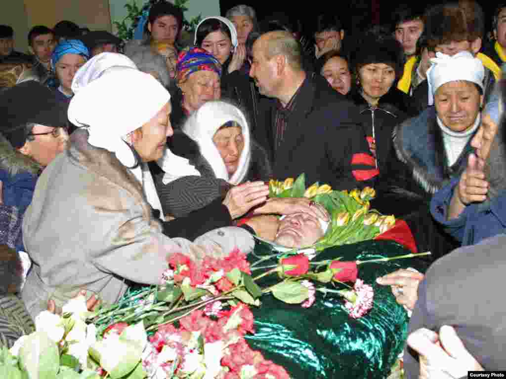 Похороны Алтынбека Сарсенбаева 15 февраля 2006 года. Алтынбек и два его помощника были найдены убитыми 13 февраля. - У гроба Алтынбека Сарсенбаева в день похорон. 15 февраля, 2006 г.