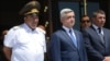 Президент Армении Серж Саргсян (в центре) вместе с начальником Полиции Армении Владимиром Гапаряном (справа) и его заместителем Левоном Ераносяном (архив)