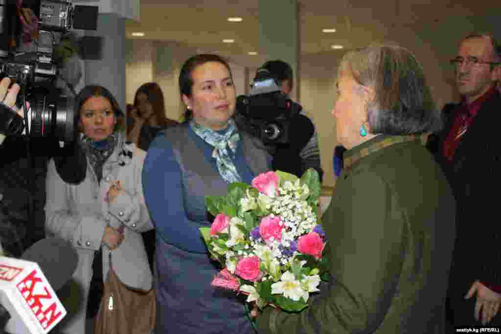 Чыңгыз Айтматовдун таятасы Хамза Абдувалиев Татарстандагы белдүү уруунун бардар үй-бүлөсүнөн чыккан. Жазуучунун бир тууган карындашы, коомдук ишмер Роза Айтматова - айрыкча сыйлуу мейман.