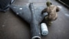Украинский военный осматривает сбитый ранее беспилотник Shahed, иллюстративная фотография