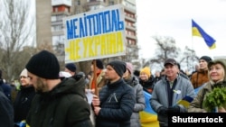 Русия басып алган Мелитоподьдә яшәүчеләр Украинада буларга теләүләрен белдерә. 7 март 2022
