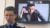 Темирлан Енсебек, автор Qaznews24 (на экране) и прокурор Дидар Кабаев (на переднем фоне). 9 апреля 2025 года